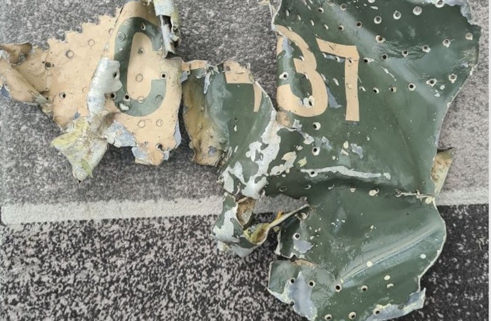 Malvinas: oficial del Ejército Británico devolverá restos de un avión derribado en la Isla Borbón