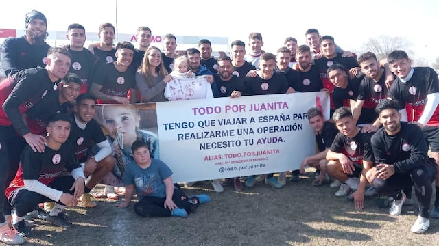 Juanita junto al plantel de Huracán LH en el estadio General San Martín.