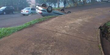 El vuelco ocurrió debido a que el conductor no visualizó por la neblina un barranco.
