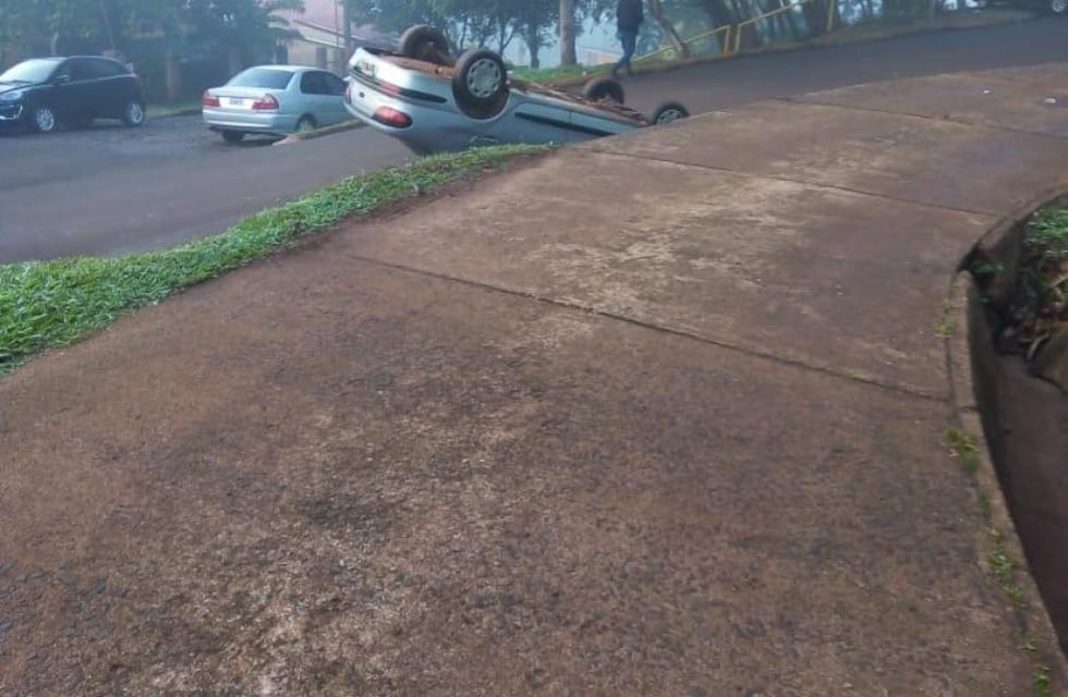 Eldorado: realizó una mala maniobra y volcó a metros del Hospital Samic