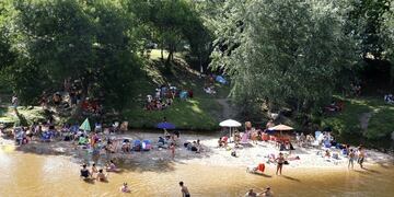 Turistas en la playa el Fantasio, en Villa Carlos Paz (La Voz)