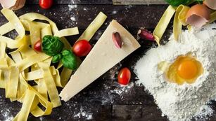 Cómo es el robot que cocina y tiene más de 100.000 recetas.