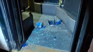 Los restos de la moto en la que viajaban los jóvenes que fallecieron. (Policía)