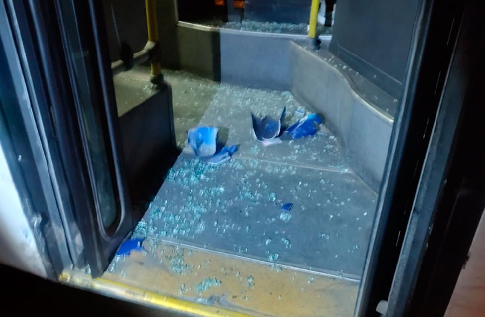 Evadieron un control policial y murieron al chocar contra un colectivo en Córdoba