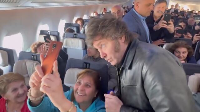 Milei, en el vuelo de regreso a Argentina (Captura de video).