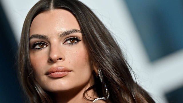 Bucaneras, blusa manga larga y falda a las rodillas: Así es el outfit con el que Emily Ratajkowski marcó tendencia