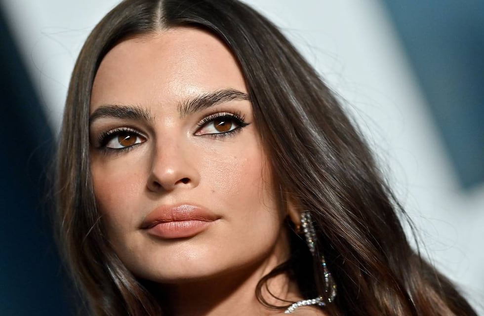 Bucaneras, blusa manga larga y falda a las rodillas: Así es el outfit con el que Emily Ratajkowski marcó tendencia