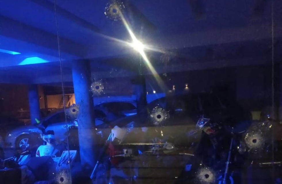 Denuncian que dueño de agencia de autos baleada en Funes amenazó a periodista