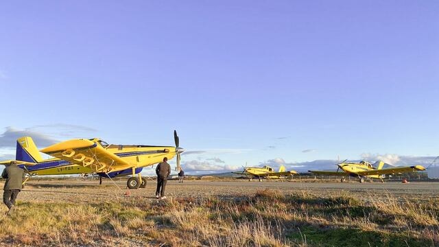 Llegaron dos nuevos aviones hidrantes para combatir el incendio de la Reserva Provincial
