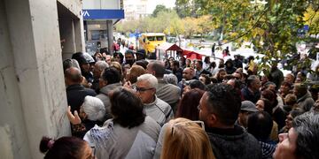 Protestas en la sede de Anses en Córdoba por falta de atención al público.