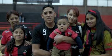 "Toto" tiene 32 años y fue nominado por darle la mamadera a su hijo Tiziano en el estadio.