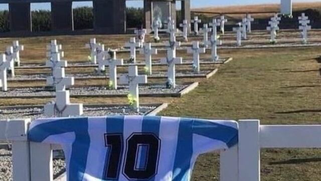 La camiseta Argentina de Diego Maradona flameó en el cementerio de Darwin.