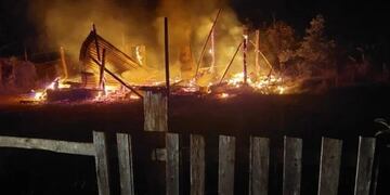 Incendio consumió una vivienda en Capioví.