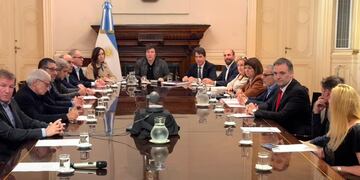 Milei convocó a un comité de crisis este domingo por la noche.