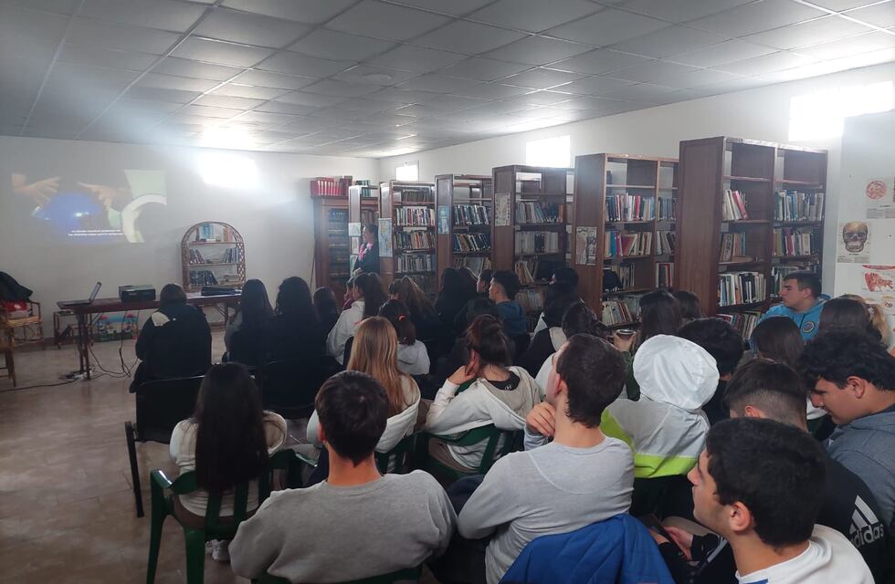 Charla sobre seguridad vial en la Escuela Nº 10 de Claromecó