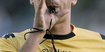El gran gesto de un árbitro de La Plata con un jugador en pleno partido.