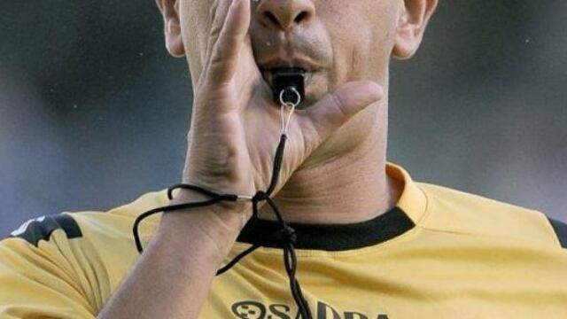 El gran gesto de un árbitro de La Plata con un jugador en pleno partido.