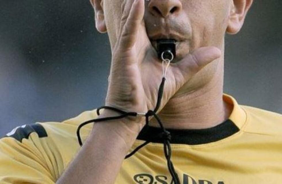 Gran gesto en La Plata: se le rompieron los botines, no tenía para cambiarlos y el árbitro sorprendió a todos