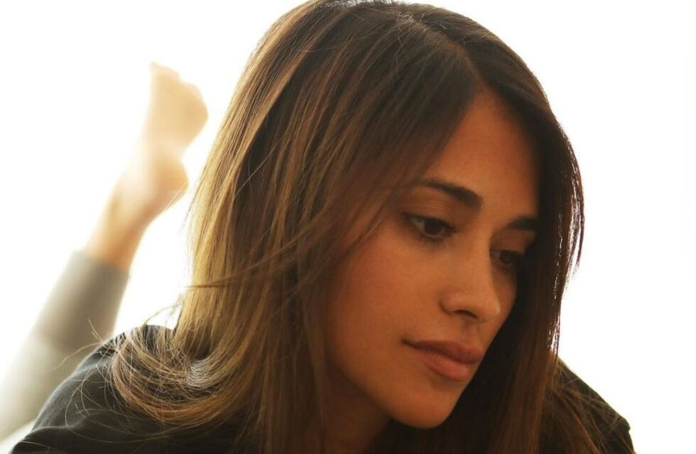Antonela Roccuzzo mostró con quién comparte su cama mientras Lionel Messi no está
