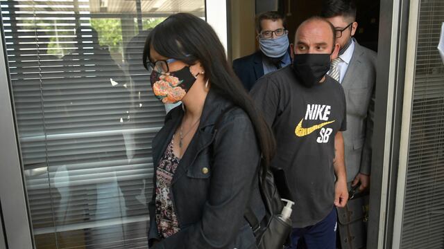 Caso Florencia Romano.
este medio día la Fiscal Claudia Ríos junto a los padres de la menor asesinada, el padre José Romano, junto a la madre de Florencia Cristina , se presentaron como querellantes ante la causa judicial