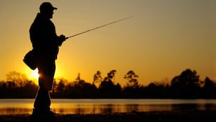 La insólita técnica de un cordobés para pescar aguas adentro, pero desde la orilla. (Imagen ilustrativa)