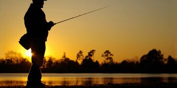 La insólita técnica de un cordobés para pescar aguas adentro, pero desde la orilla. (Imagen ilustrativa)