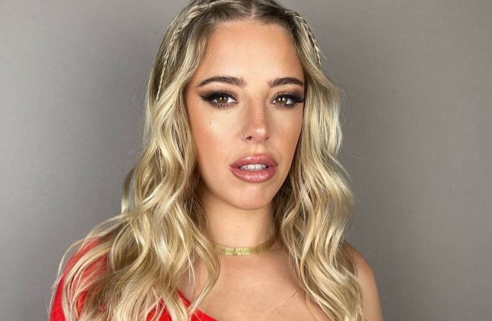 Borcegos, minifalda fucsia y gafas rosas: el cautivante look de Nati Jota para vivir el Lollapalooza 2023