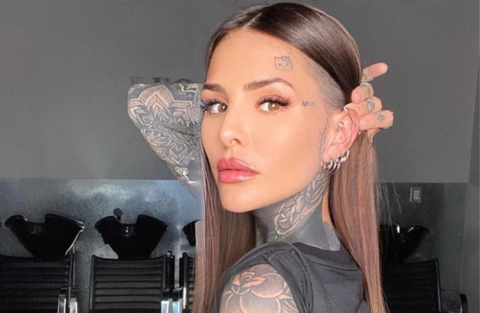 Cande Tinelli encendió las redes con un “catsuit” transparente y ropa interior diminuta