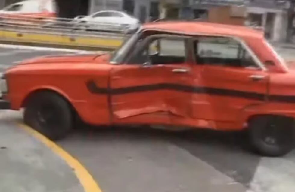 Estaba alcoholizado, pasó 12 semáforos en rojo con su auto y chocó a una oficial de la Policía