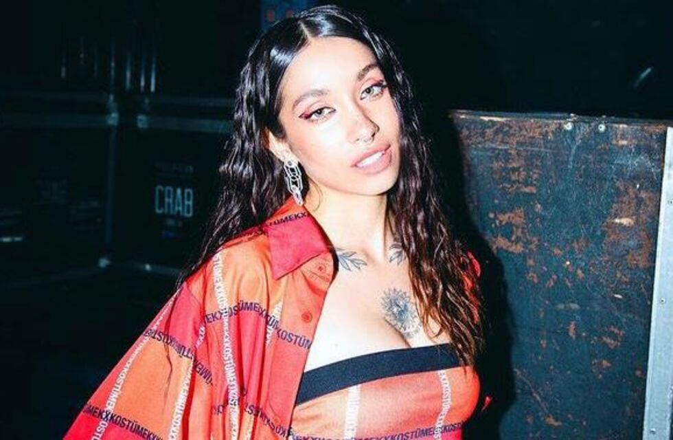 María Becerra eligió un look comfy para bailar “Ojalá” en un aeropuerto
