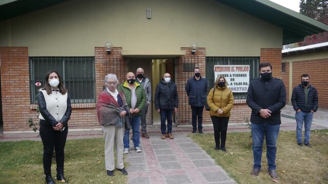 Los encargados de la Cooperativa El Pedregal y algunos vecinos se reunieron con el director del área para gestionar un subsidio y poder mejorar el servisio que prestan.