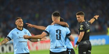 Festejo celeste por el gol de Francisco Oliver, para el 2-0 de Belgrano sobre Chaca (Javier Ferreyra / La Voz).