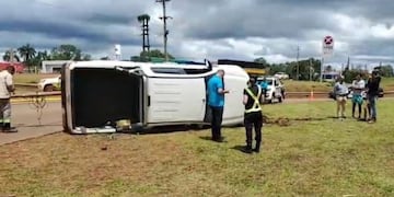 San Vicente: circulaba con su camioneta, despistó y volcó.
