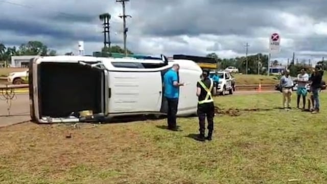 San Vicente: circulaba con su camioneta, despistó y volcó.