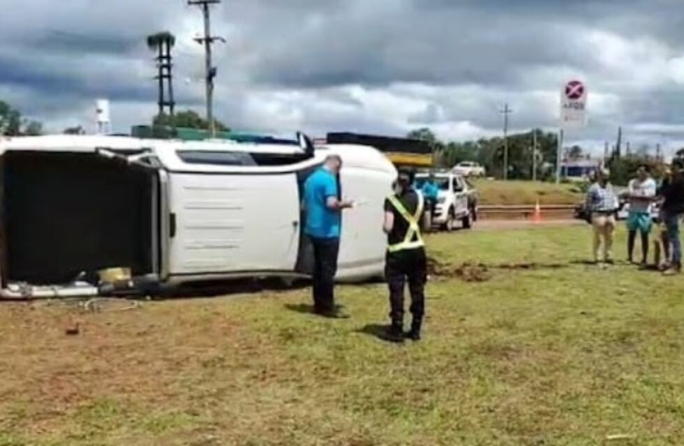 San Vicente: circulaba con su camioneta, despistó y volcó