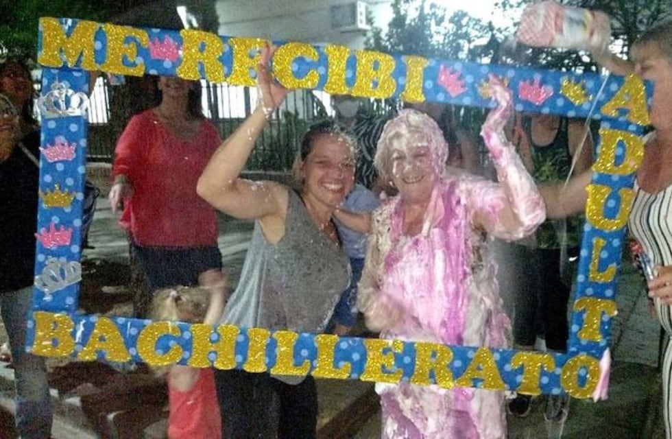 Una mujer de 70 años terminó el secundario en Metán y su festejo se volvió viral
