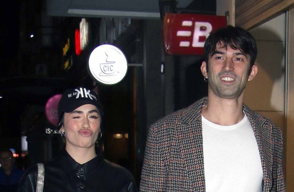 Las fotos íntimas de Lali Espósito y Pedro Rosemblat en sus vacaciones: besos en la playa, comidas, tragos y muchos mimos