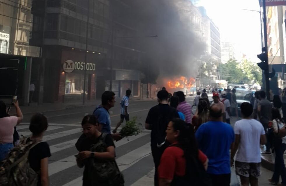 Susto en el centro de Córdoba: se incendió un trolebús y provocó daños en edificaciones cercanas