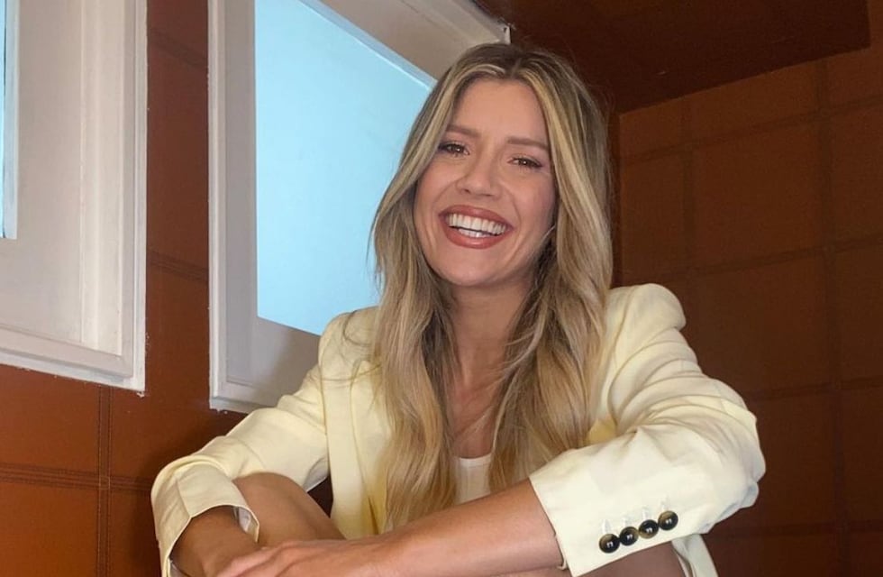 El antes y el después de la cocina de Laurita Fernández: anafe blanco y heladera con dorado