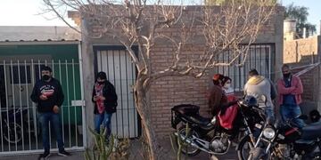 La mujer apareció boca arriba en su dormitorio y la vivienda estaba supuestamente con llave.