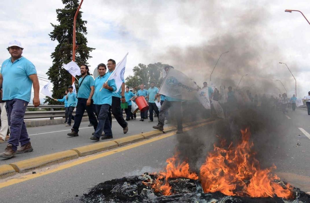 En la calle. Los empleados de la Coopi siguen protestando. (La Voz / Archivo)