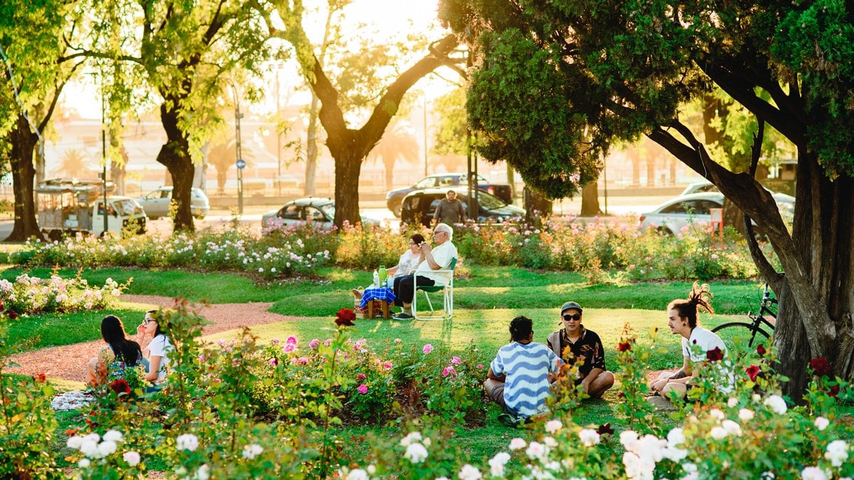 El rosedal es uno de los sitios preferidos para los rosarinos en el centro de la ciudad.