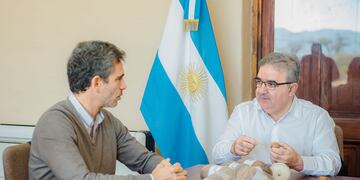 El gobernador de la provincia Raúl Jalil se reunió con representantes de Pelama.