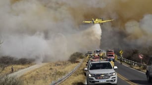 Descontrolado, el incendio en Capilla del Monte generó pánico en los habitantes de la zona. Afortunademente, sin víctimas fatales (La Voz).