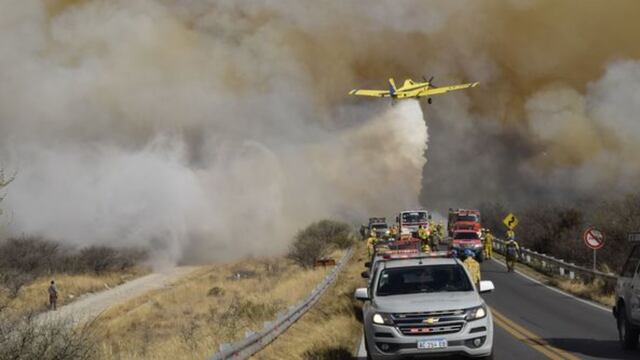Descontrolado, el incendio en Capilla del Monte generó pánico en los habitantes de la zona. Afortunademente, sin víctimas fatales (La Voz).