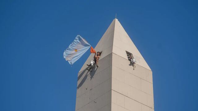 Argentino en la punta del obelisco.