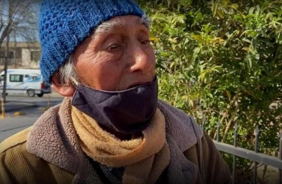 Entraron a su casa, le robaron todo y ahora tiene que comer fiambres todos los días: la triste historia de un abuelito de Salta