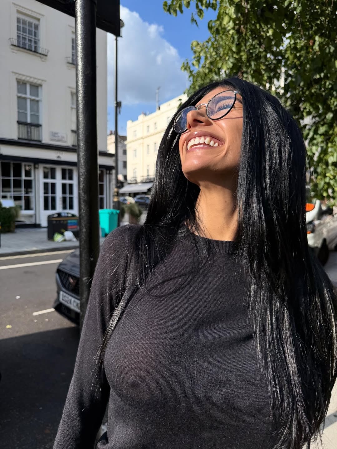 El destape de Mia Khalifa: posó con un look total black semitransparente y coleccionó los likes de sus seguidores