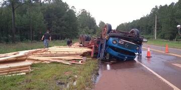 Camión cargado de madera despistó y volcó en Caraguatay.