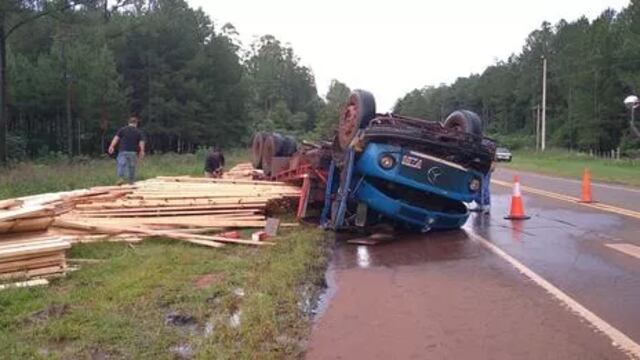 Camión cargado de madera despistó y volcó en Caraguatay.